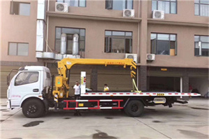 沙坡头附近汽车轮胎更换